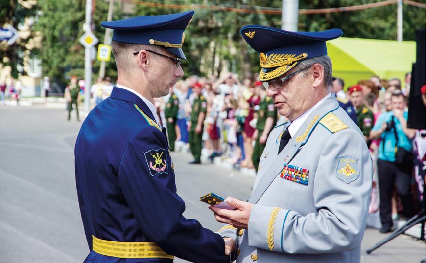 Командующий ПВО-ПРО генерал-лейтенант В. В. Гуменный вручает погоны полковника выпускнику академии подполковнику Д. М. Гиниятуллину. 2016 год