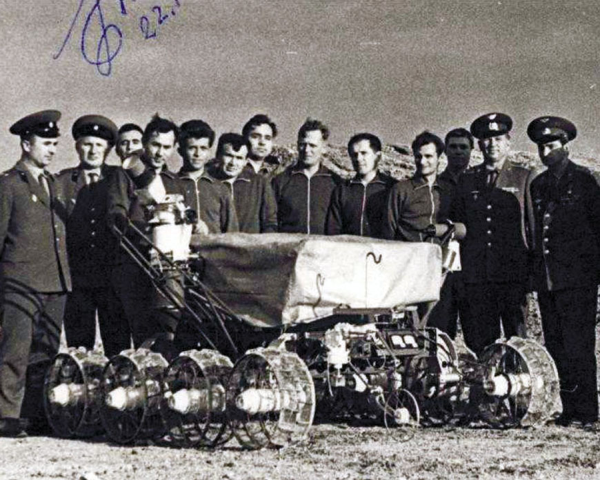 На лунодроме под Симферополем. Четвертый справа — Валерий Быковский, готовившийся к полету на Луну