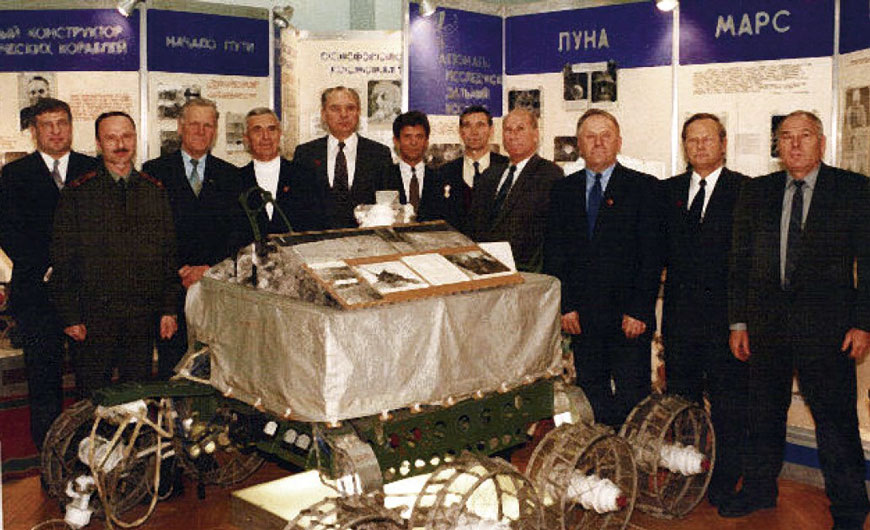 Экипаж лунохода в Музее Краснознаменска. 1992 год, крайний слева - Александр Долинин, автор этой статьи
