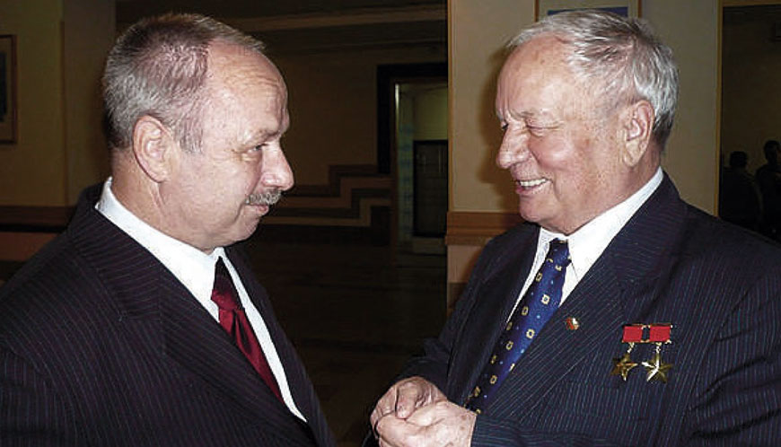 Александр Долинин и летчик-космонавт СССР, дважды Герой Советского Союза, генерал-майор Виктор Горбатко