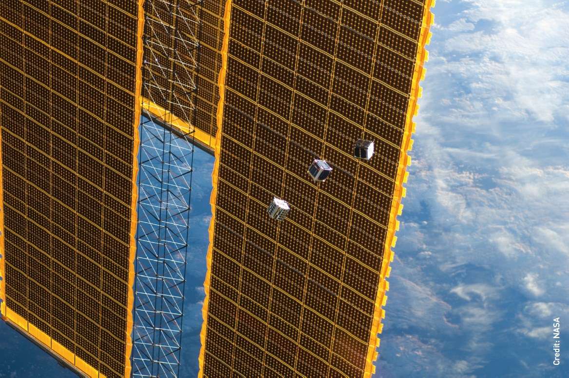 Крошечные спутники, называемые спутниками Cubesat, которые выпустили с Международной космической станции. Авторское право: НАСА