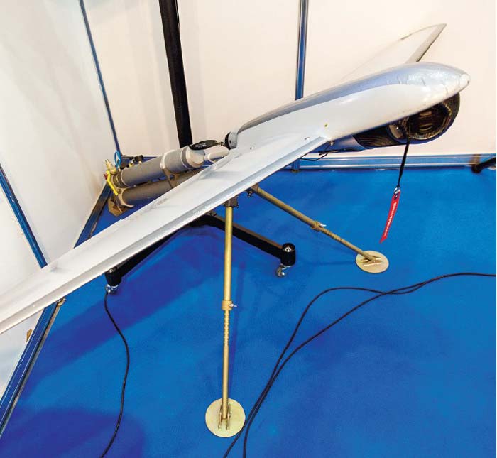 Беспилотник «Дельта-М» представляет собой аппарат, выполненный по схеме летающего крыла с толкающим винтом. Согласно данным разработчиков, аппарат способен находиться в воздухе более трех часов. Его взлетная масса до 9,2 кг, а размах крыла 2,1 м. Высота полета – в пределах 100–3000 м