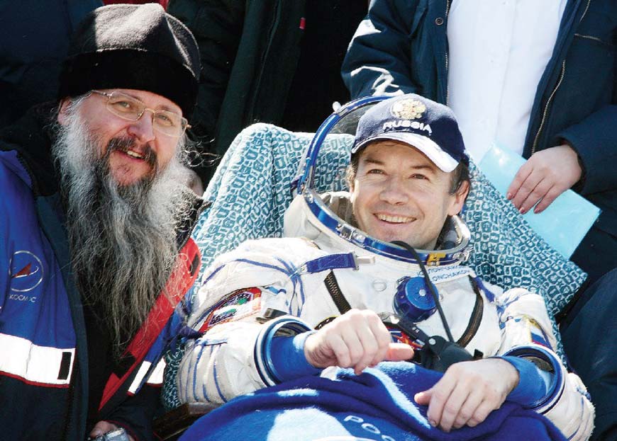 После приземления: космонавт Юрий Лончаков и отец Иов в казахской степи
