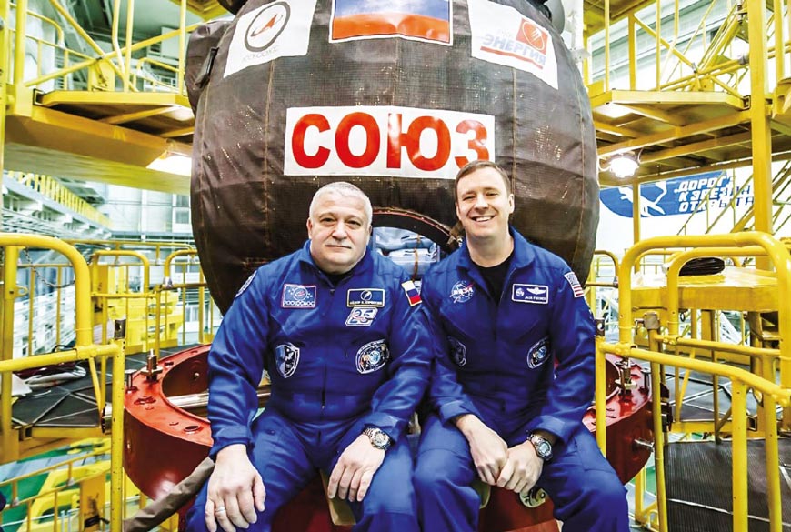 Федор Юрчихин и Джек Фишер у космического корабля «Союз МС-04», космодром Байконур