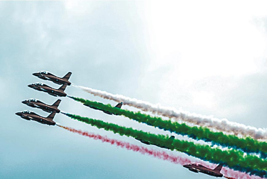 В воздухе покорившая зрителей на МАКС‑2017 пилотажная группа «Аль Фурсан» (араб. «рыцари») из ОАЭ