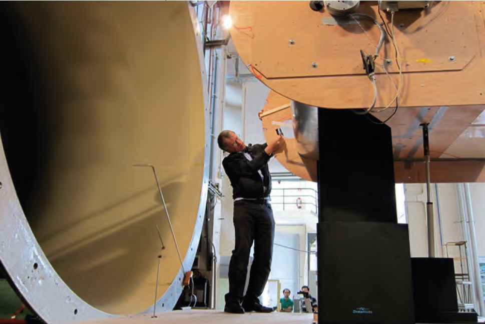 Пэт Пиблз около аэродинамической трубы SOAR, Институт фон Кармана.