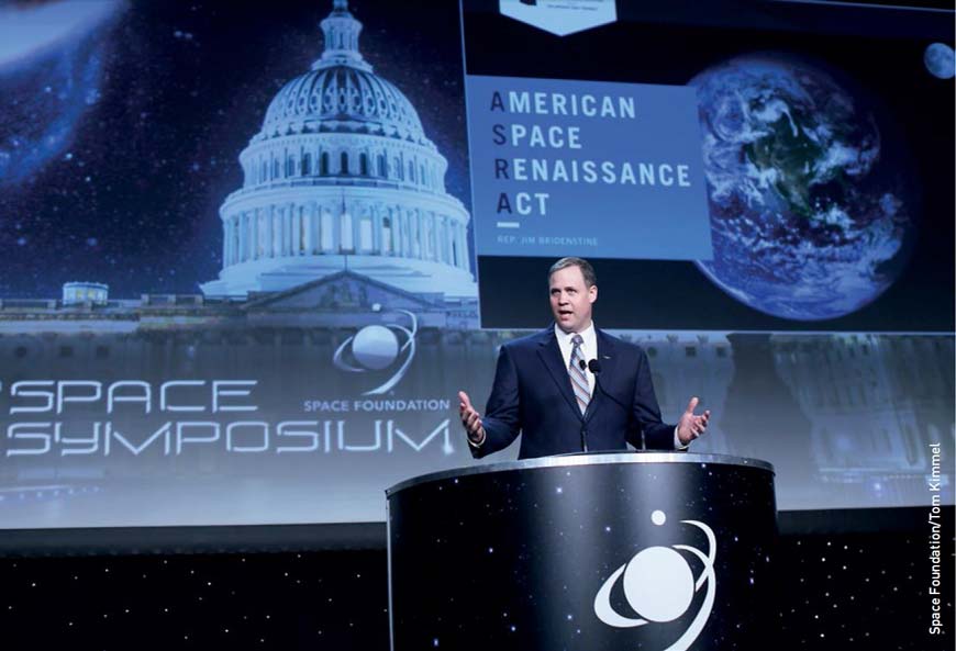 Джим Брайденстайн выступает с основным докладом на 32-м космическим симпозиуме в Колорадо Спрингс, штат Колорадо, в апреле 2016 года. Космический фонд/Том Киммел  