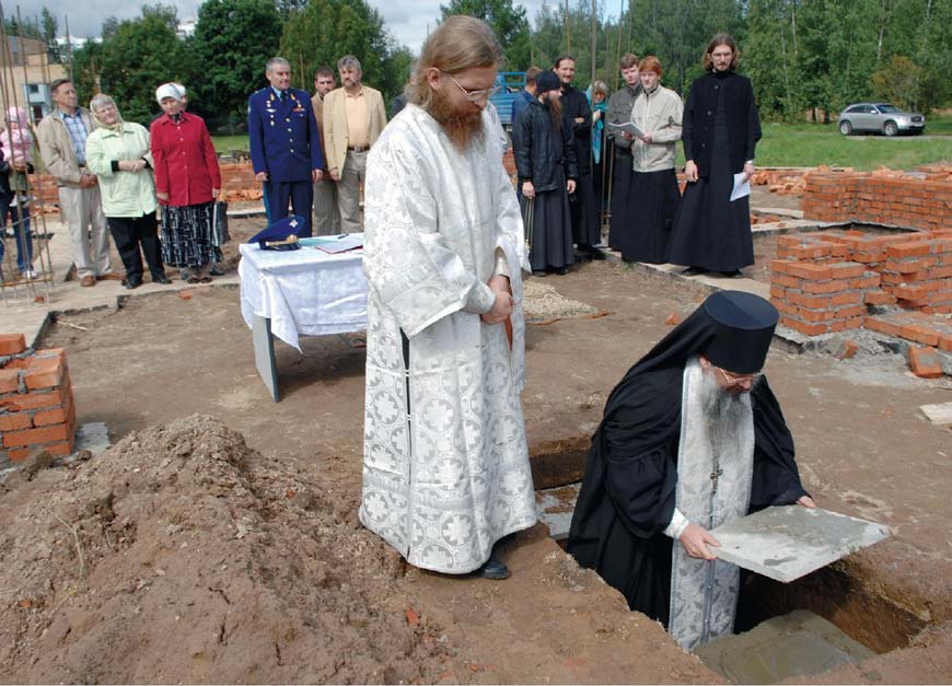 Отец Иов закладывает камень в основание храма Преображения Господня в Звездном городке