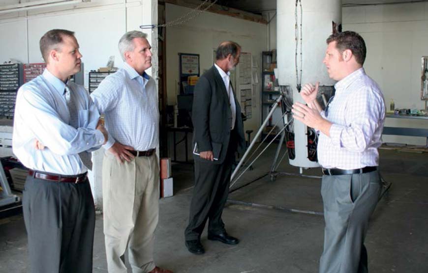 Представитель республиканской партии США Джим Брайденстайн (слева) с лидером большинства в Палате представителей Кевином Маккарти во время посещения компании Masten Space Systems в Мохаве, штат Калифорния.
