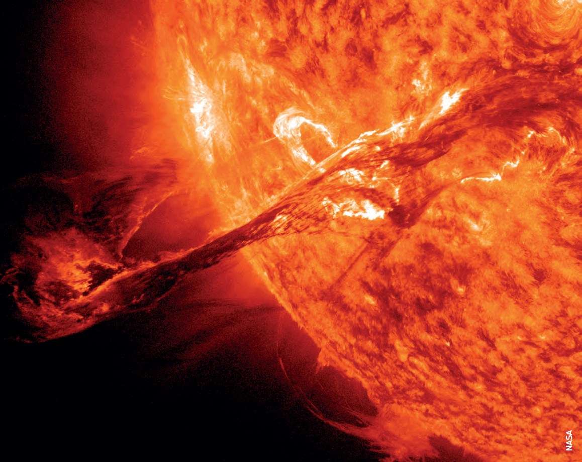 Длинный протуберанец на Солнце 31 августа 2012 года, изображение получено в обсерватории динамики Солнца (SDO) Национального управления по аэронавтике и исследованию космического пространства