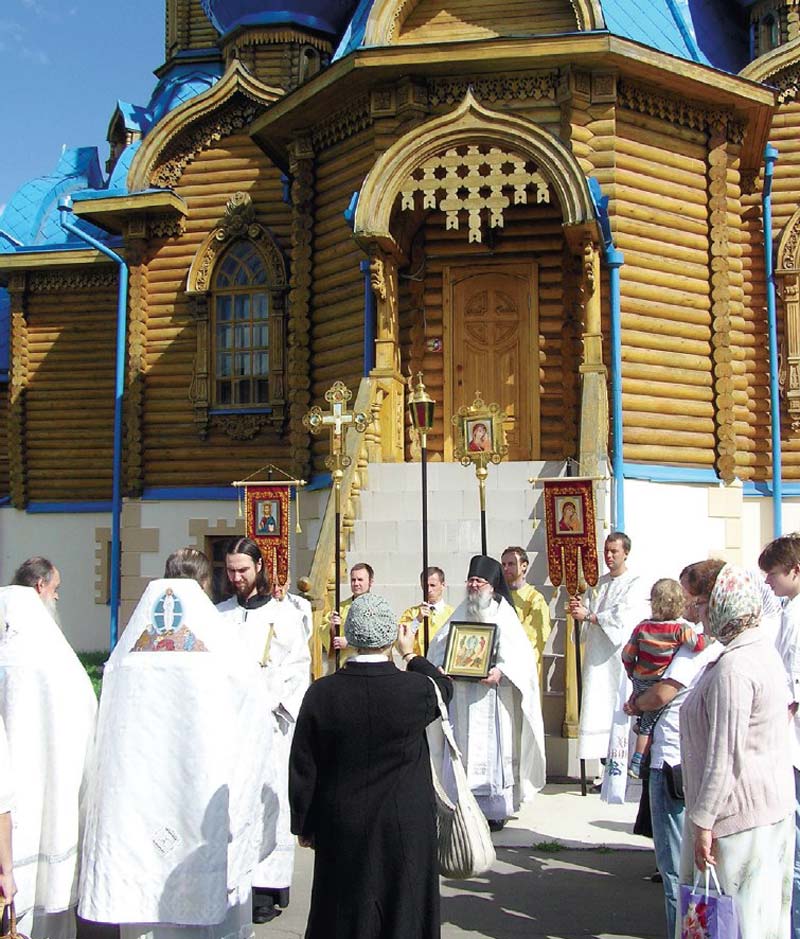 Храм Преображения Господня в Звездном городке. Крестный ход на Вознесение. Хоругви несут космонавты Юрий Лончаков, Сергей Залетин и Сергей Рыжиков