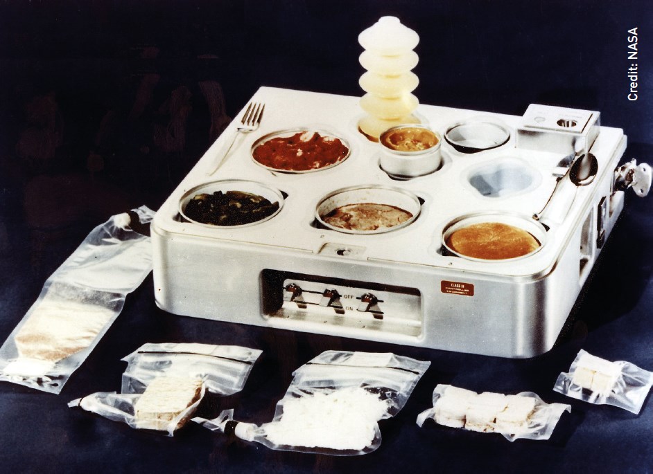 Подогрев пищи и поднос из 1970 года, в комплекте с едой, напитками и столовыми приборами на Skylab. Авторское право: НАСА