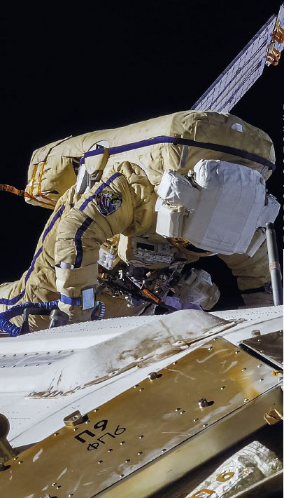 Космонавт перемещается по внешней поверхности станции