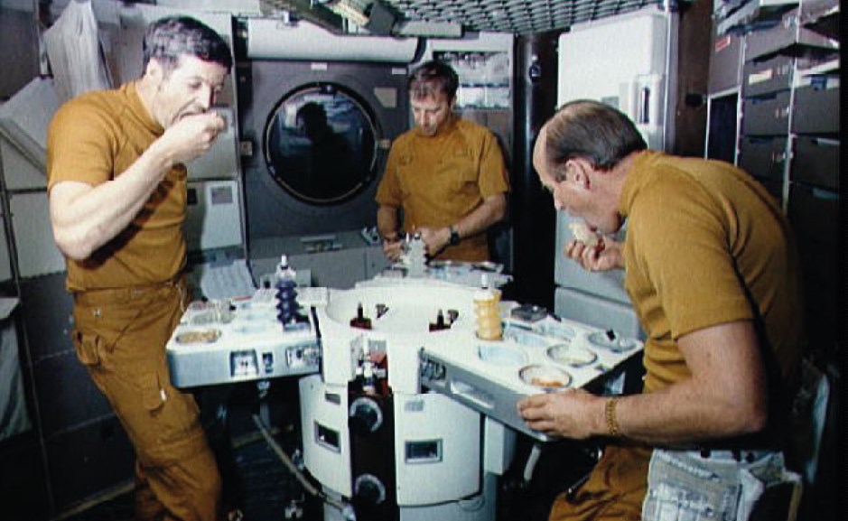 Экипаж Skylab со своими лотками на столе Raymond Loewy в 1973 году: Джозеф П. Кервин, Пол Дж. Вайц и Чарльз Конрад младший. Авторское право: НАСА