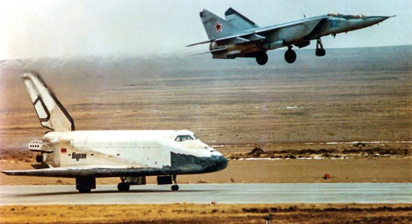 15 ноября 1988 г. ОК «Буран», выполнив двухвитковый полет по орбите вокруг Земли, приземлился на посадочную полосу космодрома Байконур