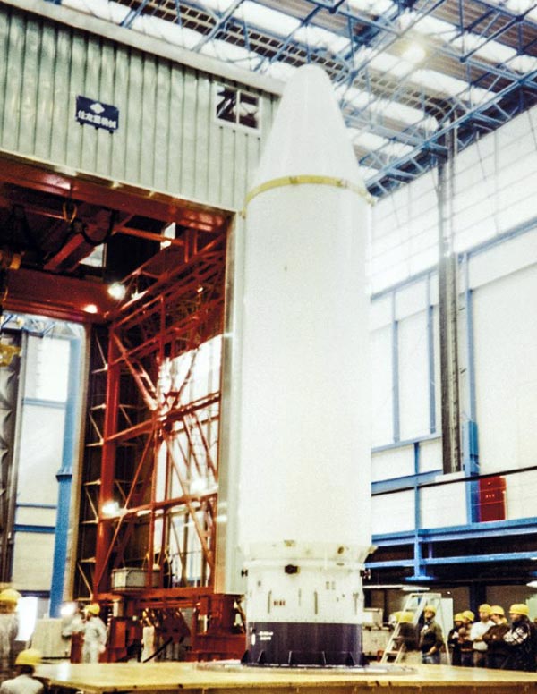 В сборочной башне 4-я ступень ракеты M3S-II с уже находящимся под обтекателем КА EXPRESS перед установкой на ракету