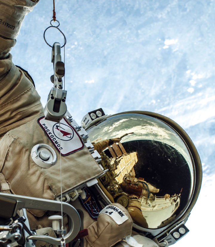 Выходя в открытый космос, космонавты фиксируют себя специальными карабинами. Без фиксации легко стать искусственным спутником земли. Для каждого объекта и инструмента в космосе используется крепление.
