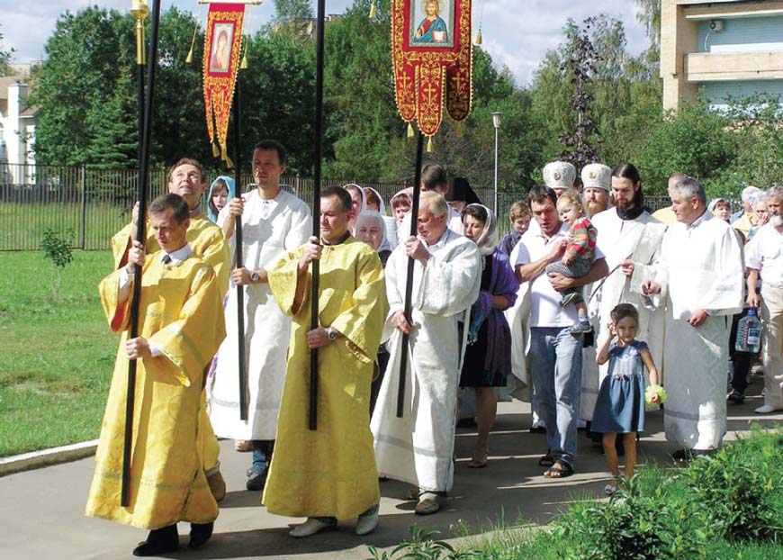 Крестный ход на Преображение Господне. Впереди с хоругвями летчик-космонавт Сергей Рыжиков и руководитель Центра подготовки космонавтов Юрий Лончаков