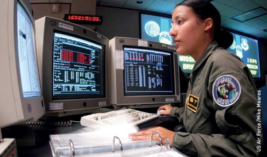 Старший рядовой авиации Нейби Рамос просматривает карту контроля во время эксплуатации спутников Глобальной системы позиционирования на базе Шривер ВВС в Колорадо, где операционный центр контролирует группировку из 29 орбитальных спутников, которые предоставляют навигационные данные для военных и гражданских пользователей по всему миру. ВВС США / Майк Мерс