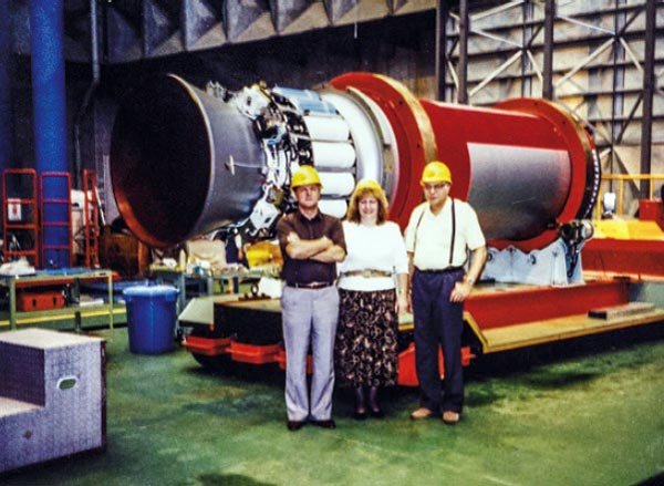 Ю.П. Корнилов (слева) на фоне 2-й ступени ракеты M3S-II