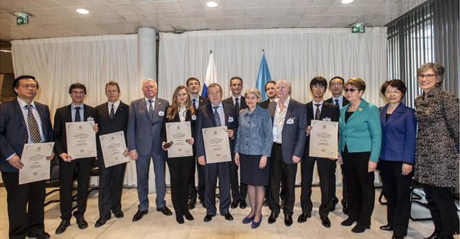 Лауреаты медали «За вклад в развитие нанонауки и нанотехнологий» 2016 года и генеральный директор ЮНЕСКО Ирина Бокова