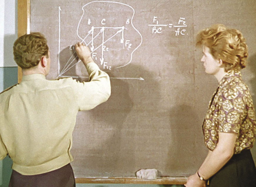 Г. С. Титов и В. В. Терешкова во время теоретических занятий в ЦПК. Звездный городок. 1962 г.